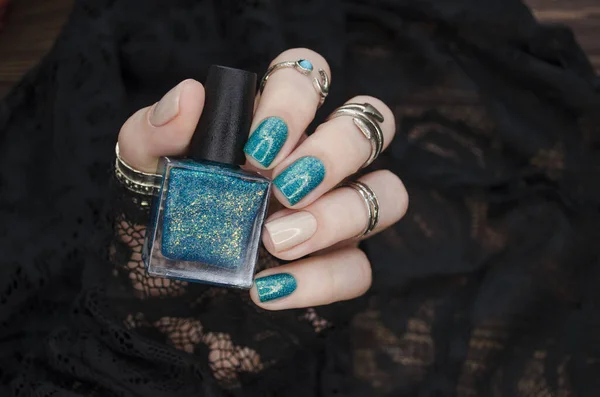Vrouwelijke Hand Met Turquoise Korte Nagels Een Fles Nagellak Zwarte — Stockfoto
