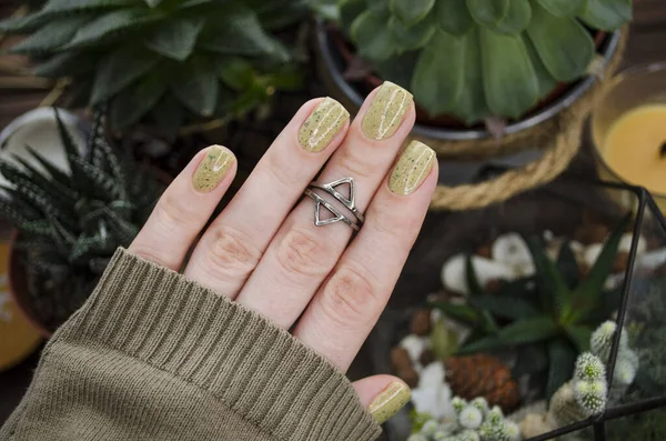 Schöne Gepflegte Frauenhände Mit Frühling Sommer Nageldesign Auf Grünem Hintergrund — Stockfoto