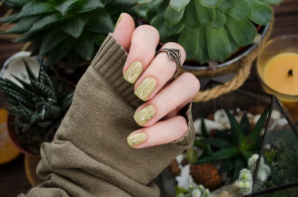 Schöne Gepflegte Frauenhände Mit Frühling Sommer Nageldesign Auf Grünem Hintergrund — Stockfoto