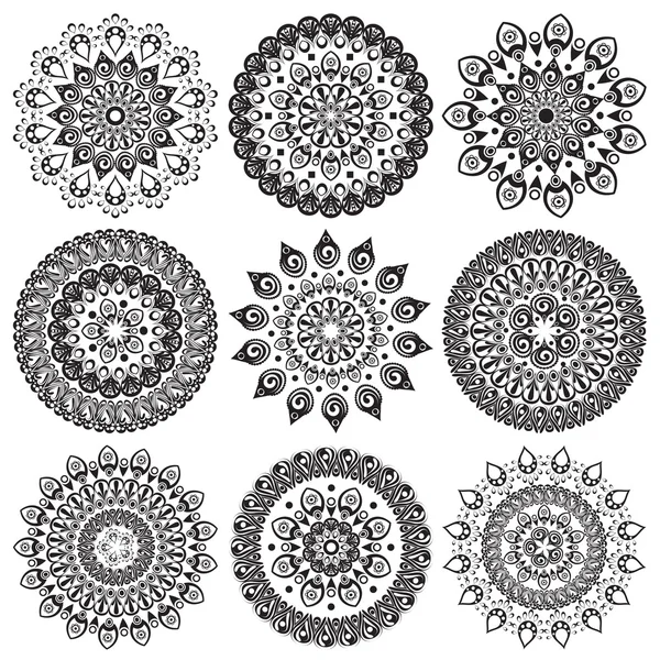 Un conjunto de hermosos mandalas y círculos de encaje — Archivo Imágenes Vectoriales