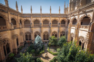 Toledo, İspanya - 27 Mart 2019: San Juan de los Reyes Manastırı Avlusu - Toledo, Castila La Macha, İspanya