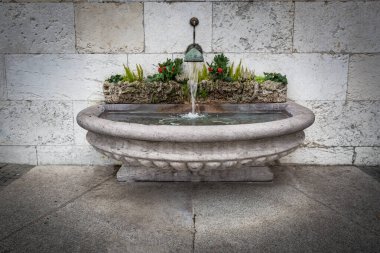 Cenevre 'nin Eski Kenti Cenevre, İsviçre' deki taştan çeşme.