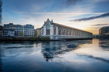 Batiment des Forces Motrice Elektrik Santrali Binası ve Rhone Nehri gün batımında Cenevre, İsviçre