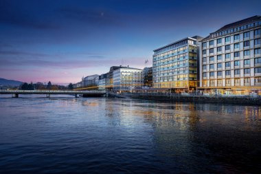 Rhone Nehri ve Cenevre geceleri gökyüzü - Cenevre, İsviçre