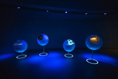 Cenevre, İsviçre - 02 Aralık 2019: Avrupa Nükleer Araştırma Örgütü (CERN) Bilim ve Yenilik Küresi - Parçacık Sergisi Evreni - Cenevre, İsviçre