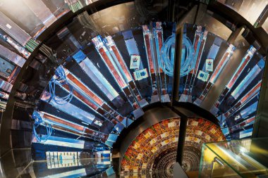 Cenevre, İsviçre - 02 Aralık 2019: Avrupa Nükleer Araştırma Örgütü (CERN) Mikro Kozmik Sergi - Büyük Hadron Çarpıştırıcısı (LHC) - Cenevre, İsviçre