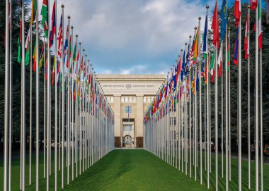 Cenevre, İsviçre - 3 Aralık 2019: Uluslar ve Ülke Bayrakları Sarayı - Birleşmiş Milletler Ofisi - Cenevre, İsviçre