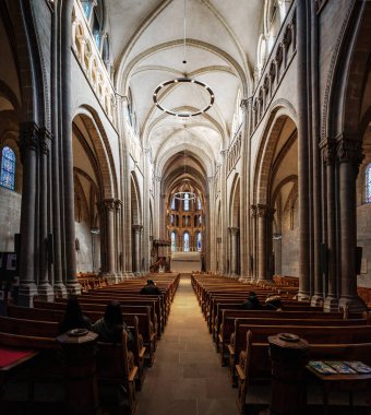 Cenevre, İsviçre - 06 Aralık 2019: St Pierre Katedrali İçişleri - Cenevre, İsviçre