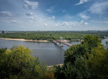 Dinyeper Nehri ve Parkovy yaya köprüsü - Kiev, Ukrayna