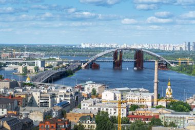 Dinyeper Nehri ve Podolsky Köprüsü 'nün Havadan Görünümü - Kiev, Ukrayna