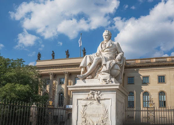 Socha Alexandra Von Humboldta Před Humboldtovou Univerzitou Berlín Německo — Stock fotografie