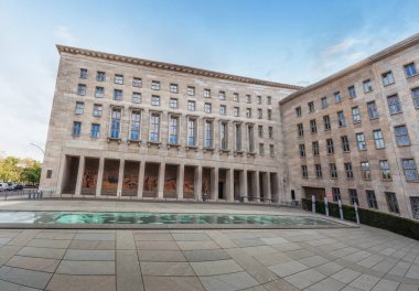 Berlin, Almanya - Sep 05, 2019: 1953 Doğu Almanya Ayaklanması Meydanı (Platz der Volksaufstand vom 1953) ve Federal Maliye Bakanlığı - eski Hava Bakanlığı Binası - Berlin, Almanya
