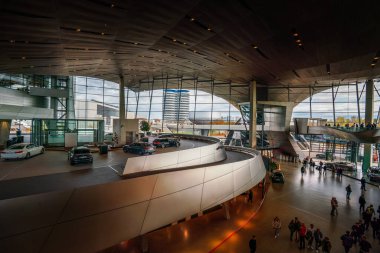 Münih, Almanya - Kasım 02, 2019: BMW Welt sergisi - Münih, Almanya