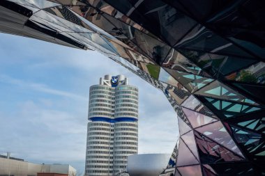 Münih, Almanya - Kasım 02, 2019: BMW Welt ve BMW Genel Merkezi - Münih, Almanya