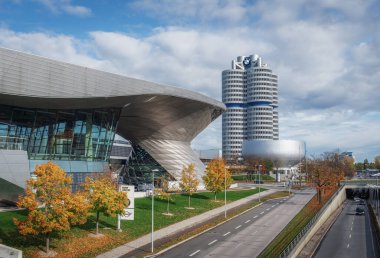 Münih, Almanya - Kasım 02, 2019: BMW Genel Merkezi, BMW Müzesi ve BMW Welt Binaları - Münih, Almanya