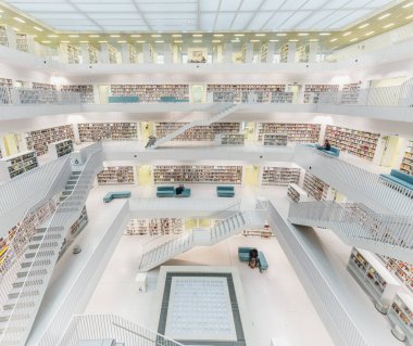 Stuttgart, Almanya - 18 Aralık 2019: Stuttgart Halk Kütüphanesi İçişleri (Stadtbibliothek Stuttgart) - Stuttgart, Almanya