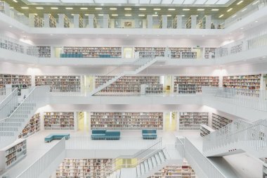 Stuttgart, Almanya - 18 Aralık 2019: Stuttgart Halk Kütüphanesi İçişleri (Stadtbibliothek Stuttgart) - Stuttgart, Almanya