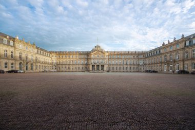 Stuttgart Yeni Saray cephesinin panoramik görüntüsü (Neues Schloss) - Stuttgart, Almanya