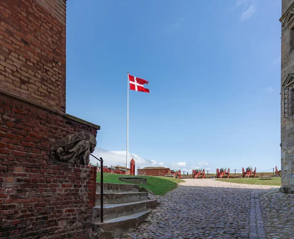 Dánská Vlajka Známá Jako Dannebrog Hradě Kronborg Helsingor Dánsko — Stock fotografie