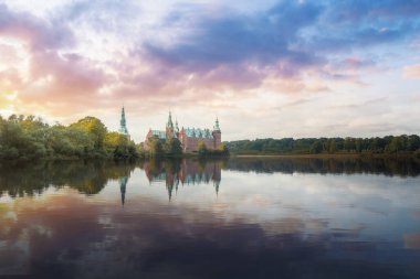 Günbatımında Frederiksborg Kalesi ve Castle Gölü - Hillerod, Danimarka