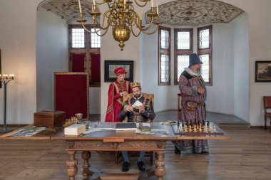 Elsinore, Danimarka - 27 Haziran 2019: Shakespeare 'in oyununun geçtiği Kronborg Kalesi' nde Hamlet Canlı Performansı - Kral Claudius, Kraliçe Gertrude ve Polonius - Helsingor, Danimarka