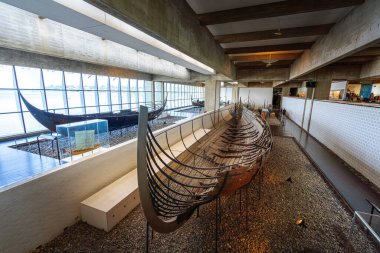 Roskilde, Danimarka - 25 Haziran 2019 Viking Skuldelev 2 Viking Gemi Müzesi İçişleri - Roskilde, Danimarka