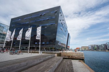 Kopenhag, Danimarka - 24 Haziran 2019: The Black Diamond - Danimarka Kraliyet Kütüphanesinin modern uzantısı - Kopenhag, Danimarka