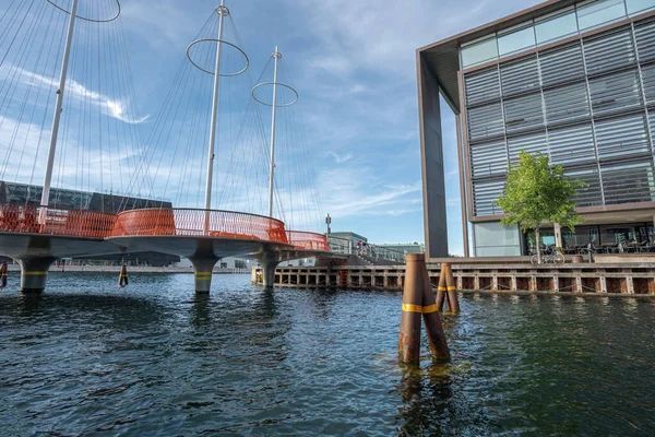 Kopenhag, Danimarka - 24 Haziran 2019: Circle Bridge - Olafur Eliasson tarafından tasarlanan Christianshavn 'daki yaya köprüsü, 2015 - Kopenhag, Danimarka