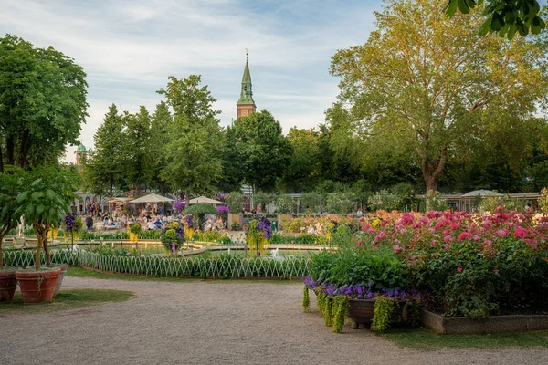 Kopenhagen Dänemark Juni 2019 Vergnügungspark Tivoli Gardens Mit Rathaussturm Hintergrund — Stockfoto