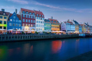 Nyhavn Limanı ve kıyısı gün batımında - Kopenhag, Danimarka