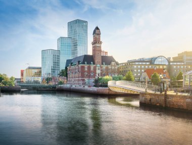 Malmö Skyline ve Hamnkanalen Kanalı 'nın renkli görüntüsü - Malmö, İsveç