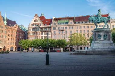 Stortorget Meydanı ve İsveç Kralı Karl X Gustav 'ın heykeli - Malmö, İsveç