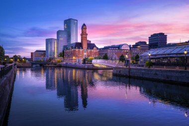 Günbatımında Malmö Skyline ve Hamnkanalen Kanalı - Malmö, İsveç