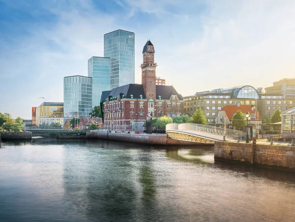 Malmö Skyline ve Hamnkanalen Kanalı 'nın renkli görüntüsü - Malmö, İsveç