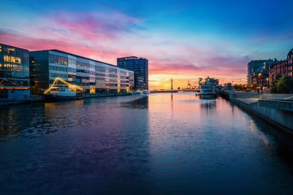 Malmo Inner Harbor Con Malmo University Library Building Orkanen Atardecer — Foto de Stock