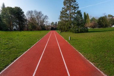 Üç şeritli Kırmızı Koşu Rayları
