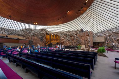 Helsinki, Finlandiya - Haziran 02, 2019: Temppeliaukio Kilisesi İçişleri - Bir kaya üzerine inşa edilen Yeraltı Kilisesi - Helsinki, Finlandiya