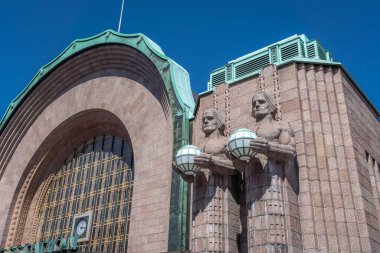 Helsinki, Finlandiya - 30 Haziran 2019: Helsinki Merkez İstasyonu önündeki heykeller - Helsinki, Finlandiya