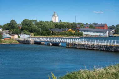 Suomenlinna 'daki Iso Mustaari Adası manzarası ve arka planda Suomenlinna Kilisesi - Helsinki, Finlandiya