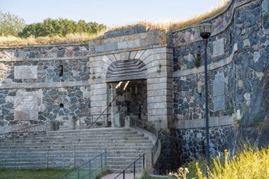 Suomenlinna Kalesi 'ndeki Kral Kapısı - Helsinki, Finlandiya - Metin diyor ki: Suomenlinna' nın bir tarafı denize, diğer tarafı ise kumsala dokunur..