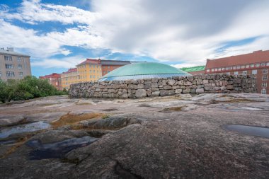 Temppeliaukio Kilisesi 'nin kubbesinin manzarası - bir kaya üzerine inşa edilmiş bir yeraltı kilisesi - Helsinki, Finlandiya