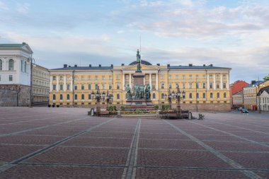 II. Alexander 'ın heykeli ile birlikte Finlandiya, Helsinki' de bulunan Hükümet Sarayı