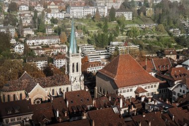 St. Peter ve Paul Kilisesi 'nin ve Bern Belediye Sarayı' nın (Rathaus) hava manzarası - Bern, İsviçre