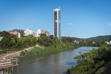 Blumenau Skyline Manzarası ve Itaja-Acu Nehri - Blumenau, Santa Catarina, Brezilya