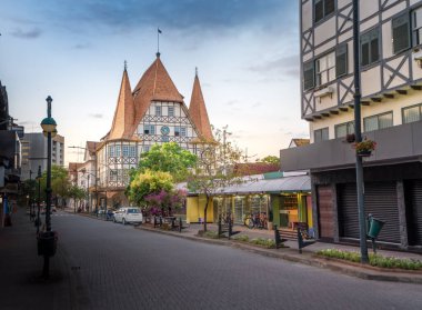 XV de Novembro Caddesi ve eski Moelmann Şatosu (Castelinho Moelmann veya Castelinho da XV Moelmann) günbatımında - Blumenau, Santa Catarina, Brezilya