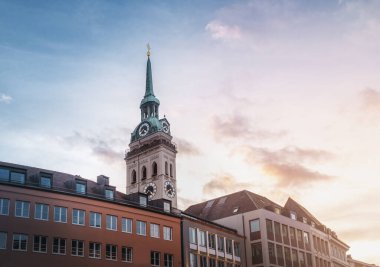 Gün batımında Aziz Peter Kilisesi Kulesi - Münih, Bavyera, Almanya