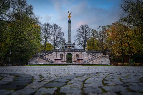 Памятник Ангелу Мира Friedensengel Мюнхен Бавария Германия — стоковое фото