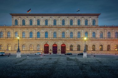 Münih, Almanya - 31 Ekim 2019: Konigsbau (Kralın Binası) Münih 'teki Münih Residenz manzaralı - Münih, Bavyera, Almanya