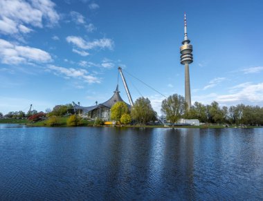 Münih, Almanya - Kasım 02, 2019: Olympiapark ve Olympiaturm Kulesi - Münih, Bavyera, Almanya