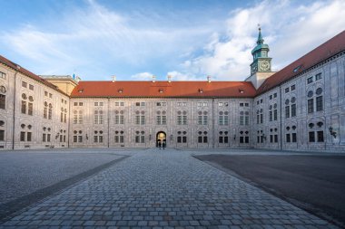 Münih, Almanya - Kasım 02, 2019: Kaiserhof (İmparator 'un Avlusu) ve Münih Konutu - Münih, Bavyera, Almanya